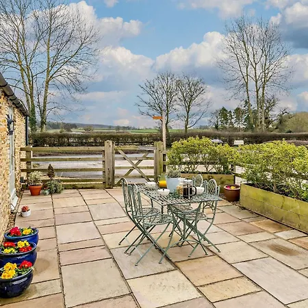 2 Bed In 91540 * Brandsby